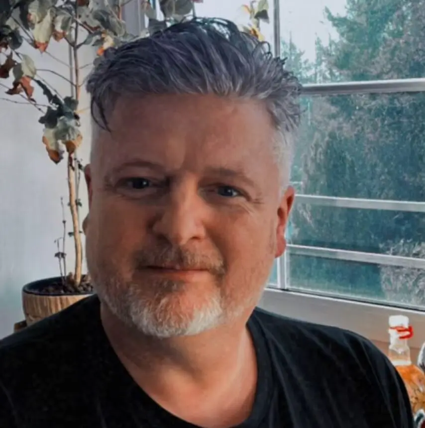 Freundliches Porträtfoto von Adrian